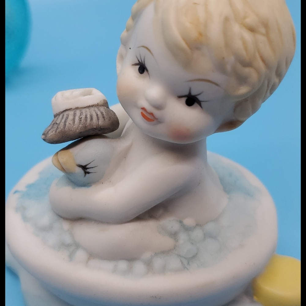 Vintage TOMA Baby in a bubble bathtub  washing a baby duck figurine statue - Picture 7 of 8